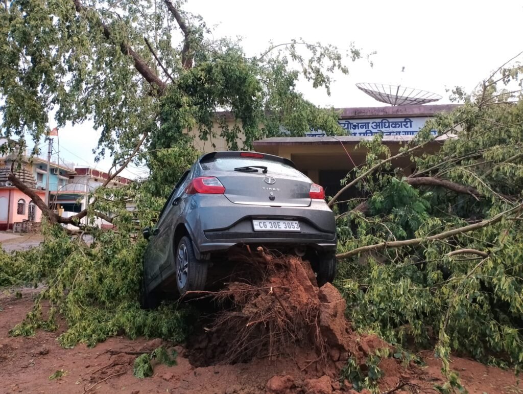 तेज आंधी तुफान के साथ झमाझम बारिश, उखड़े दुकानों के छप्पर