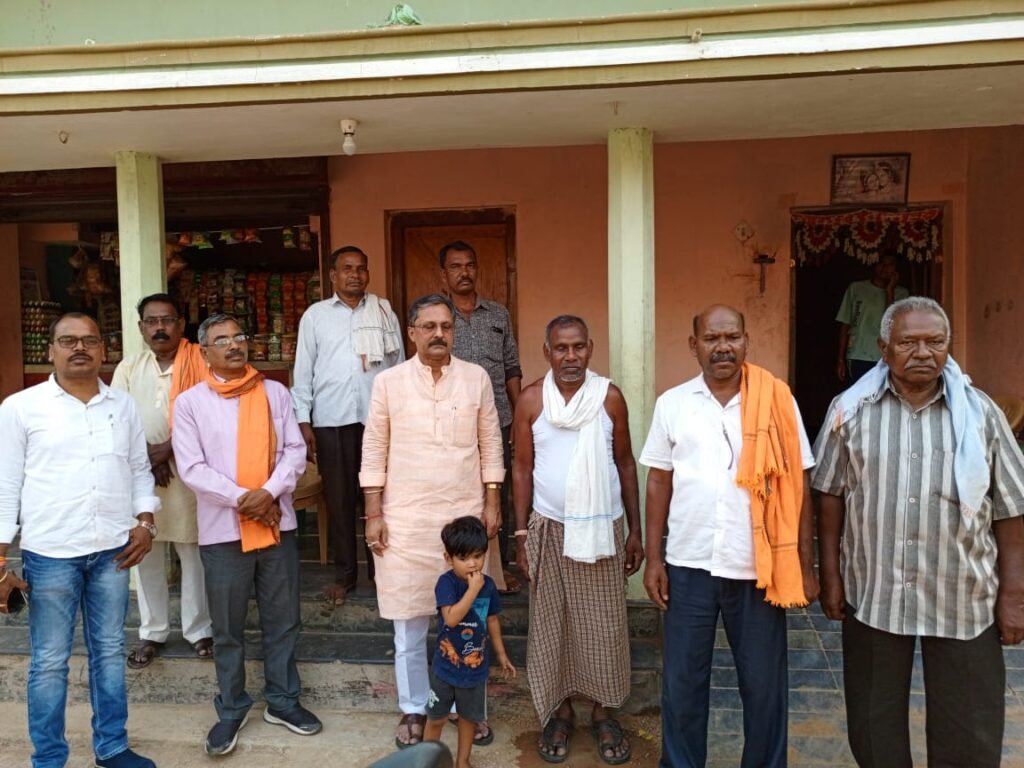 राजिम विधानसभा के पूर्व विधायक संतोष उपाध्याय पहुंचे शैलेंद्र ध्रुव के घर, परिजनों से की मुलाकात,