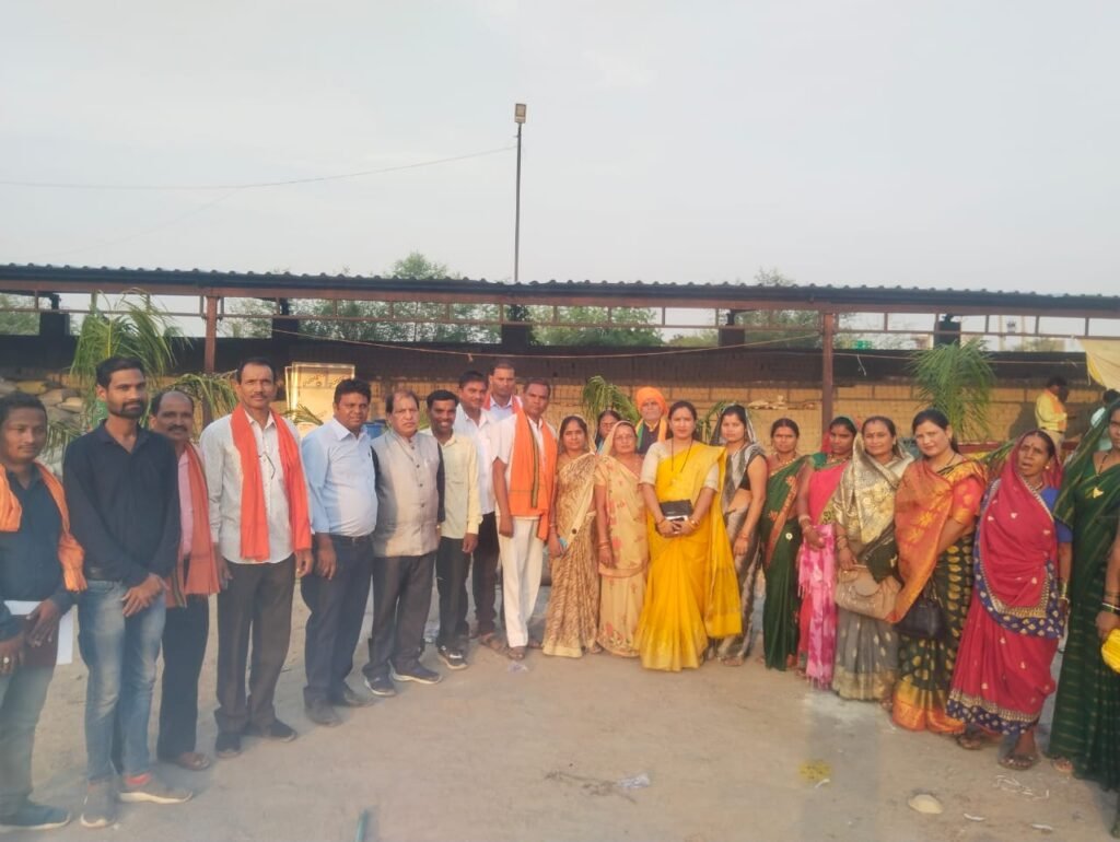 मोर्चा प्रकोष्ठ के सम्मेलन में मंडल अध्यक्ष महेन्द्र साहू के साथ शामिल हुये संडी मंडल के कार्यकर्ता ।