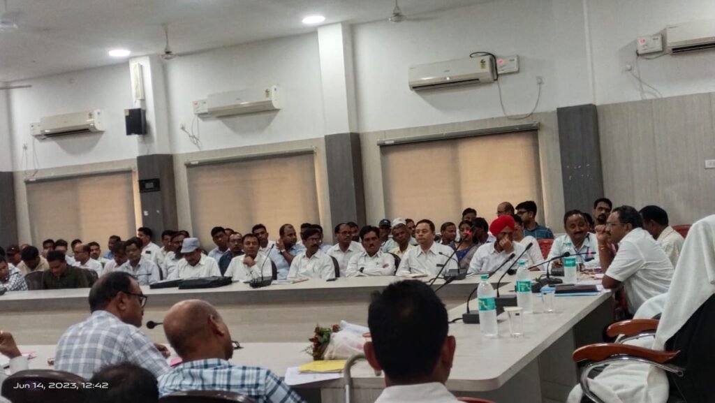 विद्यालय प्रारंभ होने के पूर्व शालाओं में सभी आवश्यक व्यवस्थाएं करे सुनिश्चित करें- कलेक्टर चन्दन कुमार