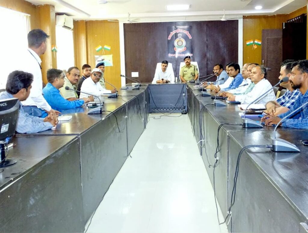 वरिष्ठ पुलिस अधीक्षक दीपक कुमार झा की अध्यक्षता में जिले के समस्त बैंक प्रबंधकों के साथ विभिन्न महत्वपूर्ण सुरक्षा मुद्दों पर की गई चर्चा