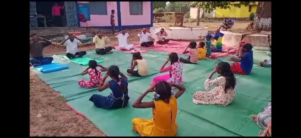 पंचायत प्रतिनिधि, शाला प्रबंधन समिति, स्कूल के शिक्षक छात्रों ने किया एकसाथ योगाभ्यास