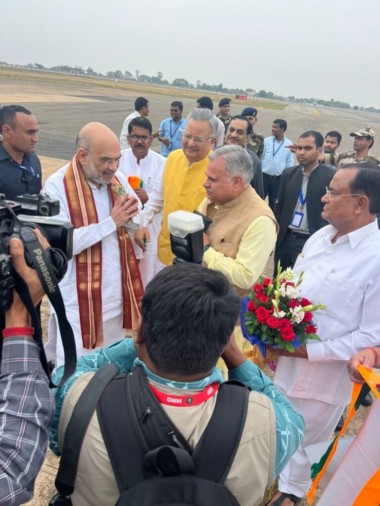 केंद्रीय गृह मंत्री अमित शाह पहुंचे रायपुर, पूर्व मुख्यमंत्री सहित पूर्व विसअध्यक्ष गौरीशंकर अग्रवाल ने किये स्वागत।
