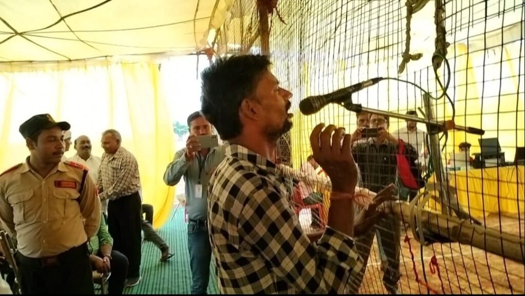 उद्योग स्थापना को लेकर ग्रामीणों में फूटा घोर आक्रोश : उद्योग के खिलाफ मंच पर लगे नारे 