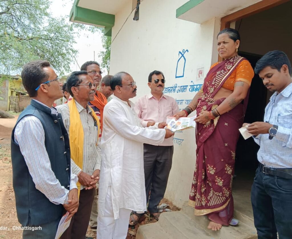 मोदी सरकार के 9 वर्ष पूर्ण होने पर भाजपाइयों ने मंडल मुख्यालय गोहरापदर में चलाया विशेष जनसम्पर्क अभियान,लाभार्थियों से संवाद कर बताई उपलब्धियाँ