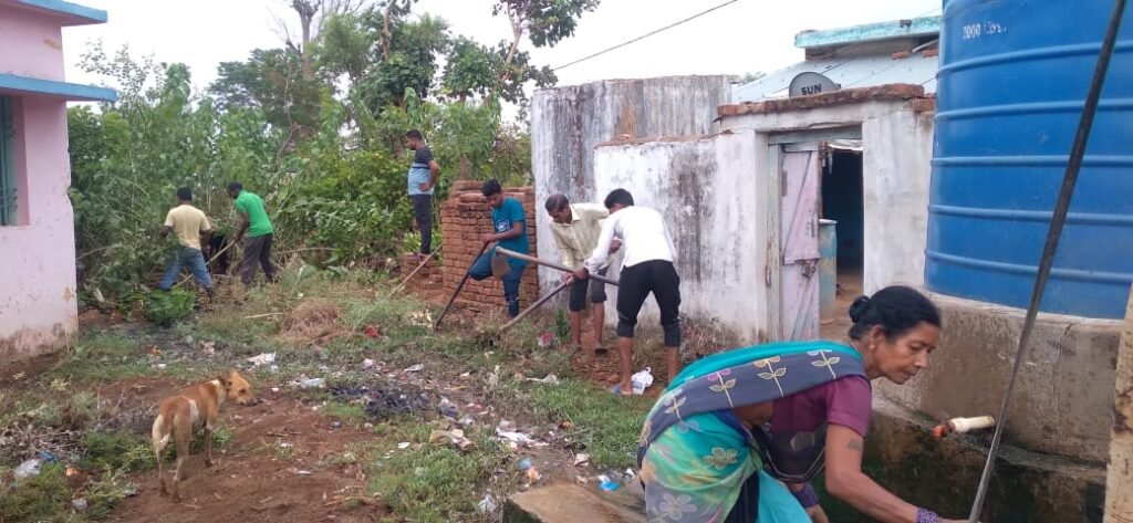 आवासपारा में पानी निकासी के लिए साफ सफाई अन्य स्थानों की साफ सफाई आवश्यक