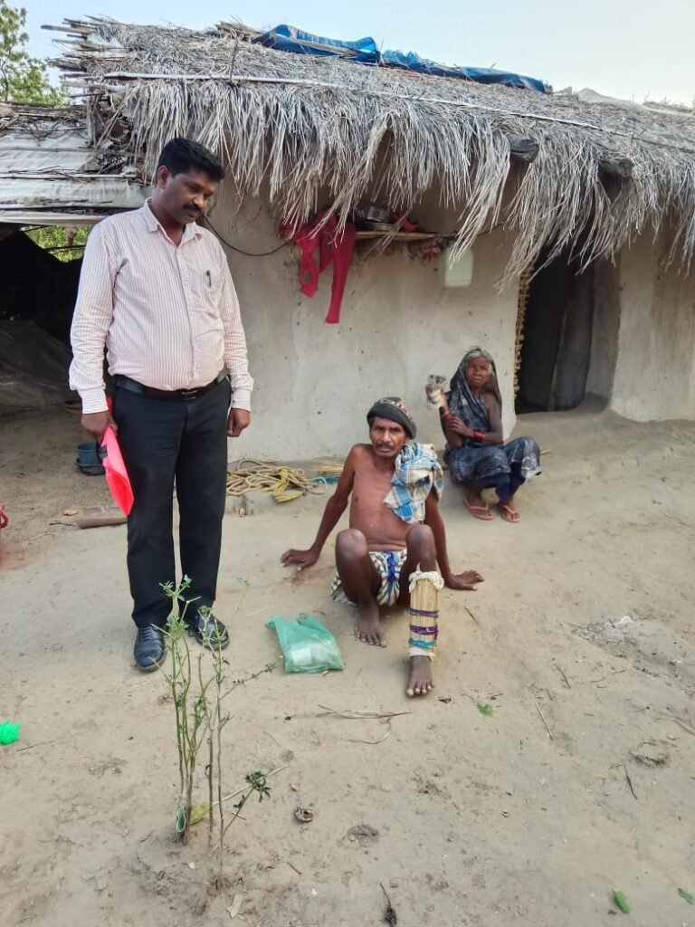 पैर की हड्डी टूटी, इलाज कराने प्रशासन से मदद की गुहार.