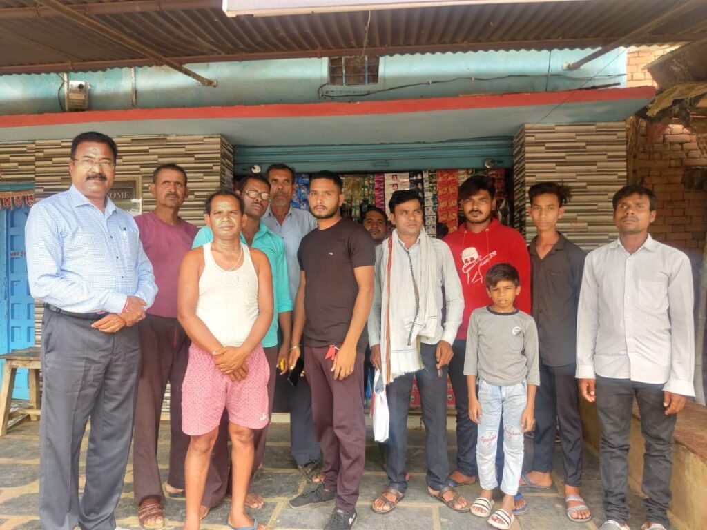 ग्राम बोरसी में भाजपा कार्यकर्ता ग्रामीणों को बता रहे केंद्र सरकार की योजनाएं एवं छत्तीसगढ़ सरकार की खामियां