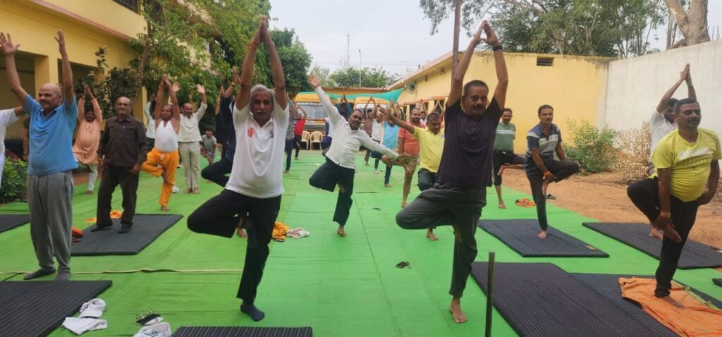 राजिम विधानसभा स्तरीय अंतर्राष्ट्रीय योग दिवस सरस्वती शिशु मंदिर फिंगेश्वर में हुआ आयोजित