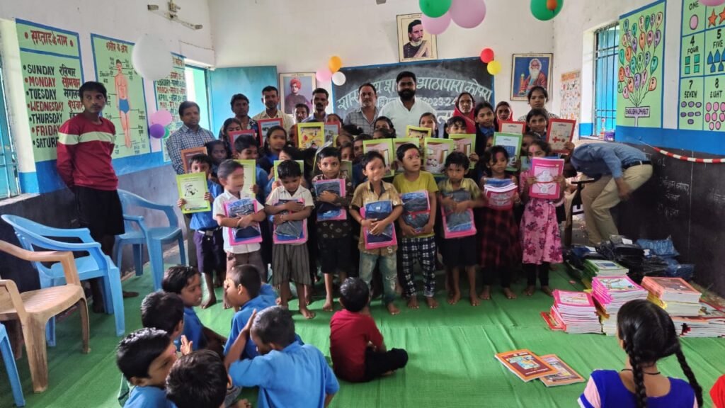 शासकीय प्राथमिक शाला भाठापारा कोपरा में शाला प्रवेश उत्सव जनपद उपाध्यक्ष द्वारा मुंह मीठा कराकर किया