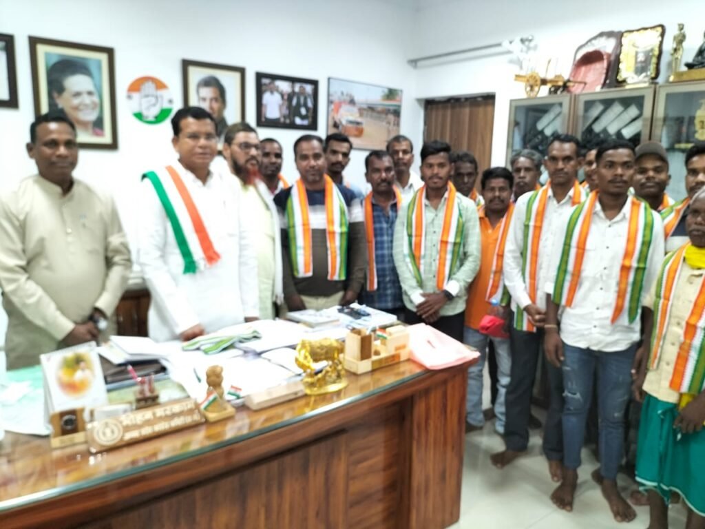 बिन्द्रानवागढ़ विधानसभा क्षेत्र के 16 लोगों ने प्रदेश अध्यक्ष मोहन मरकाम के पास पहुंचकर किया कांग्रेस प्रवेश