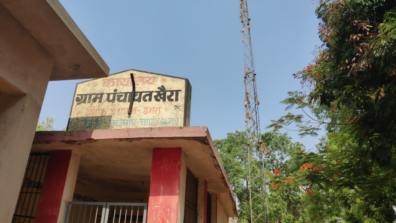 ग्राम खैरा में निर्माण के एक माह बाद ही सड़क पर दरारे पड़े