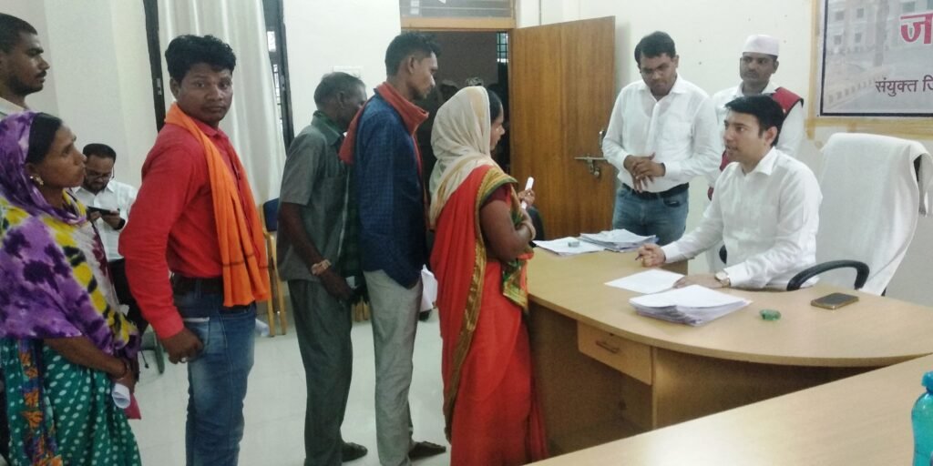जनचौपाल में कलेक्टर ने सुनी आम नागरिकों की समस्याएं मांग एवं शिकायतों से संबंधित 70 आवेदन मिले