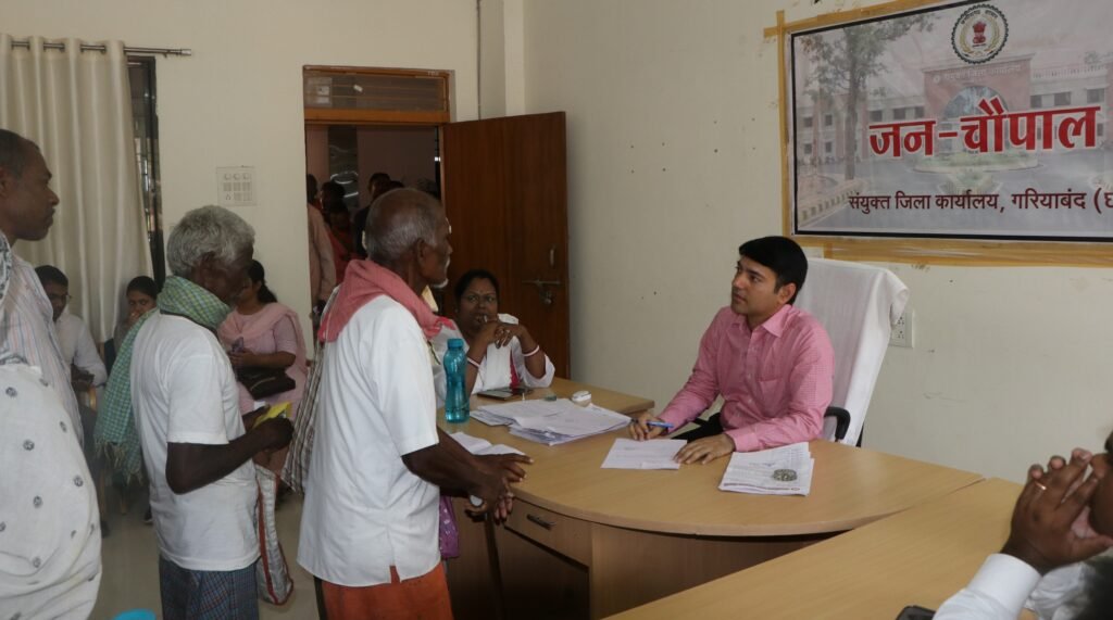 जनचौपाल में कलेक्टर ने सुनी आम नागरिकों की समस्याएं मांग एवं शिकायतों से संबंधित 73 आवेदन मिले