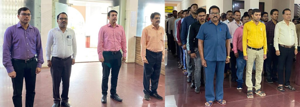 संयुक्त जिला कार्यालय परिसर में कार्य की शुरूआत के पहले हो रहा राष्ट्रगान