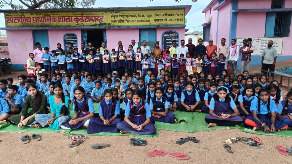 नवप्रवेशी बच्चों को खीर पुड़ी बड़ा भजिया खिलाकर मनाया प्रवेश उत्सव