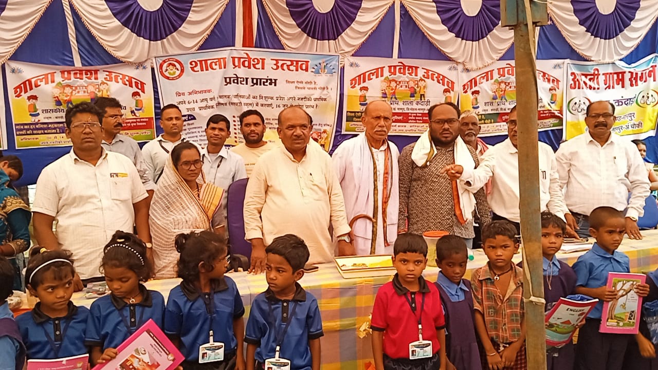 संसदीय सचिव एवं विधायक इंद्र शाह मंडावी शामिल हुऐ  कंदाडी के शाला प्रवेश उत्सव कार्यक्रम में  समलित होकर बच्चों का  किया मुंह मिठा