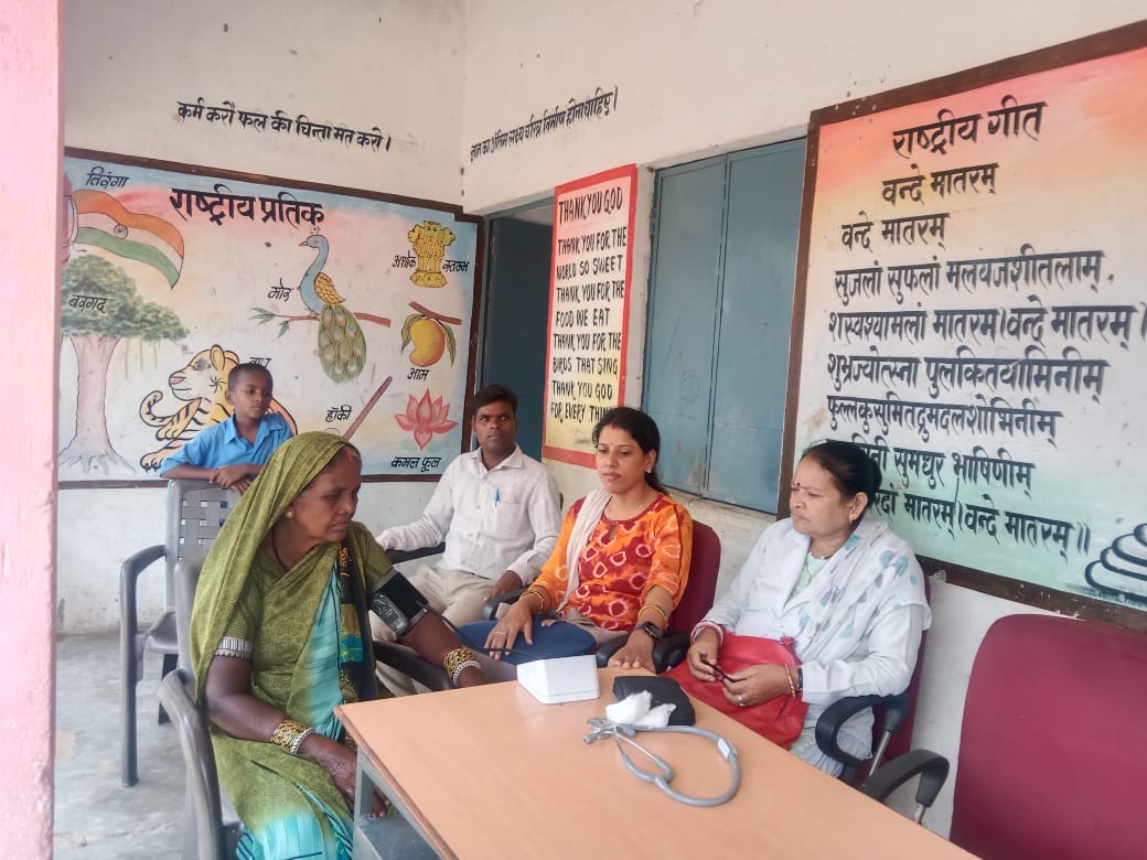 मुड़ियाडीह में फ्लोरोसिस केम्प एवं स्वास्थ्य शिविर लगाया गया