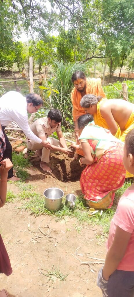 छ०ग० शाकम्भरी सेवा संस्थान एवं ग्राम मोहराडीही व ग्राम टेगनाबांसा के ग्रामीणों द्वारा ग्राम मोहराडीही में वृक्षारोपण किया गया छुरा थाना प्रभारी के द्वारा