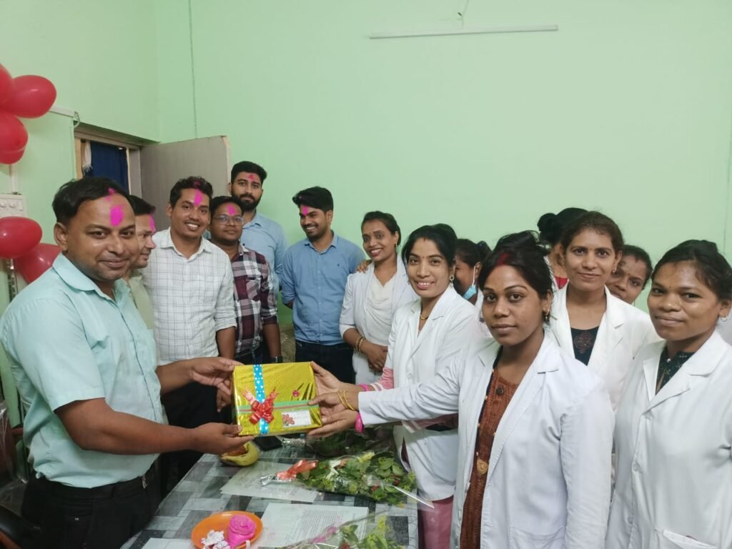 डॉक्टर्स डे पर बी एम ओ डॉ अंजान सिंह चौहान सहित अन्य डॉक्टरों का हुआ सम्मान।