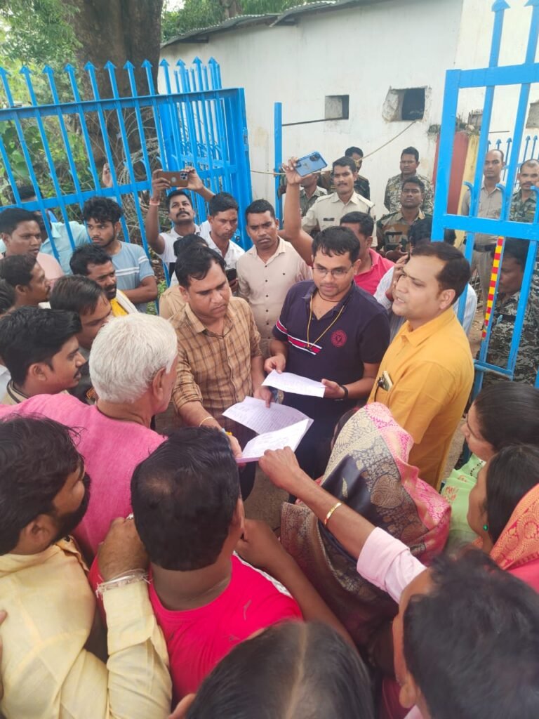 हिन्दू समाज की बेटी के अपहरण एवं धर्मांतरण के मामले में सर्व हिंदू समाज ने किया छुरा थाना का घेराव