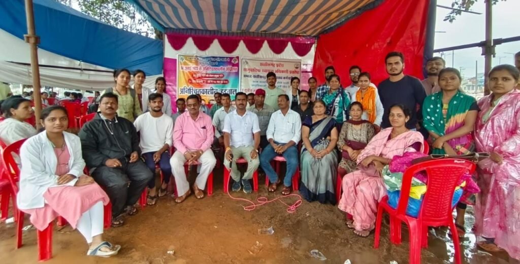 भारी बारिश के बाद भी तीसरे दिन अनिश्चित कालीन हड़ताल पर डटे रहे स्वास्थ्य कर्मचारी