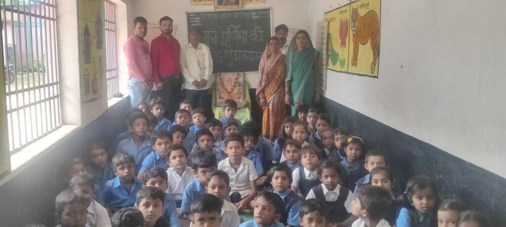 गुरु पूर्णिमा पर सरपंच ने किया शिक्षक खोमन चिन्हा का सम्मान