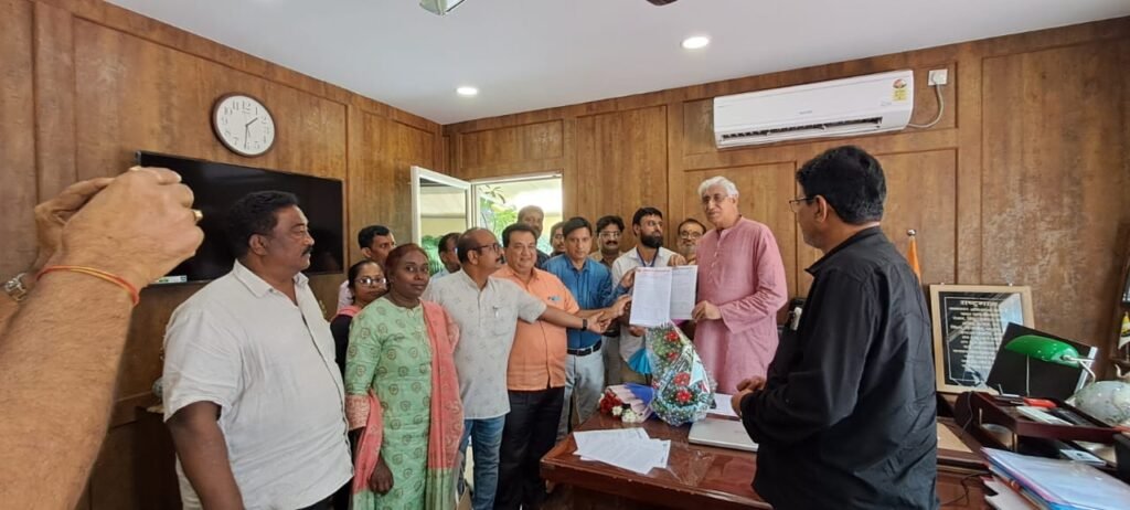 छत्तीसगढ़ प्रदेश स्वास्थ्य कर्मचारी संघ के बैनर तले 4 जुलाई के चल रहे अनिश्चितकालीन हड़ताल आज छठवें दिन हड़ताल खत्म हो गई स्वास्थ्य मंत्री टी एस सिंह देव से मुलाकात के बाद स्वास्थ्य कर्मियों ने हड़ताल को खत्म करने की घोषणा की