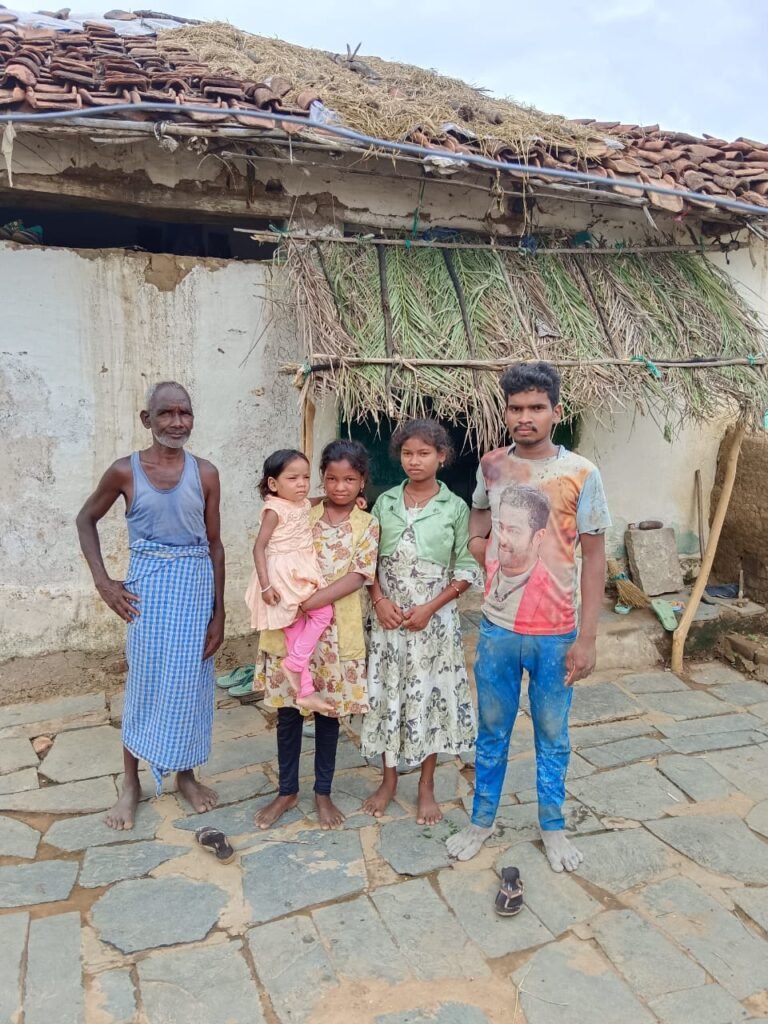 विशेष कमजोर समूह गरीब परिवार शासन की योजनाओं से वंचित पिछड़ी भुंजिया जनजाति की बेटियो की पढ़ाई करने लगी