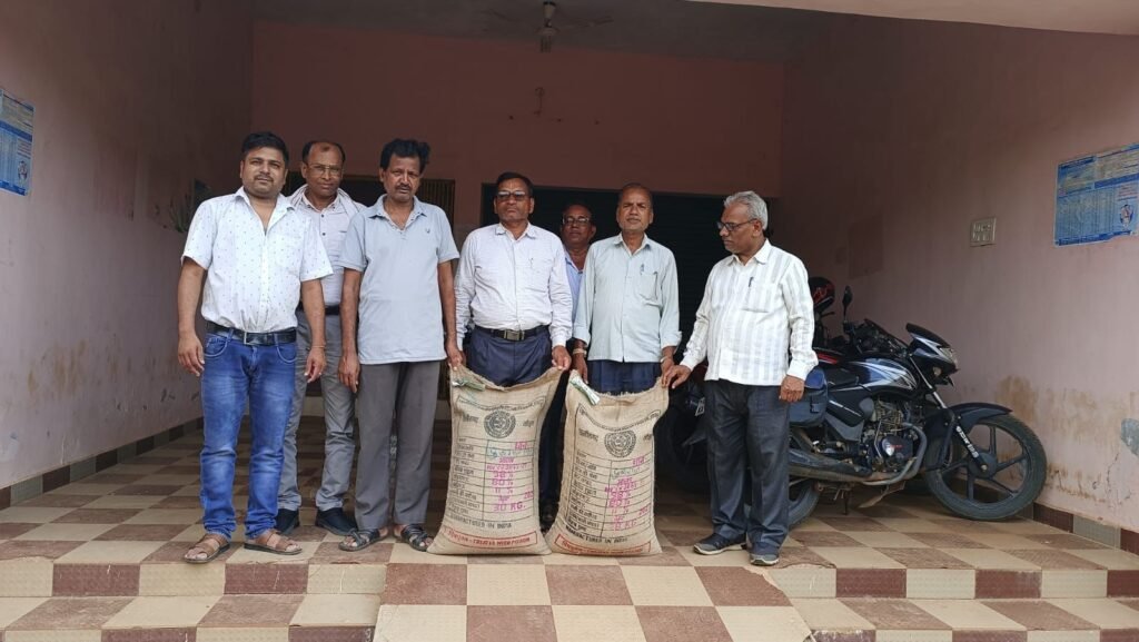 जगदीश साहू कृषि स्थाई समिति अध्यक्ष के हाथों हुआ सुगंधित धान दुबराज सलेक्शन – 1 के बीज का वितरण किया गया