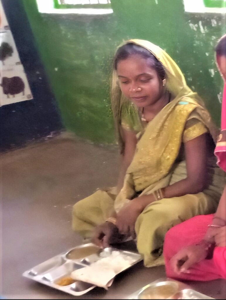 आंगनबाड़ी में मिले पौष्टिक आहार चूकेश्वरी को एनीमिया से मिली मुक्ति हीमोग्लोबिन स्तर 9 ग्राम से बढ़कर हुआ 12 ग्राम मुख्यमंत्री सुपोषण अभियान की महिलाएं भी हो रही है सुपोषित