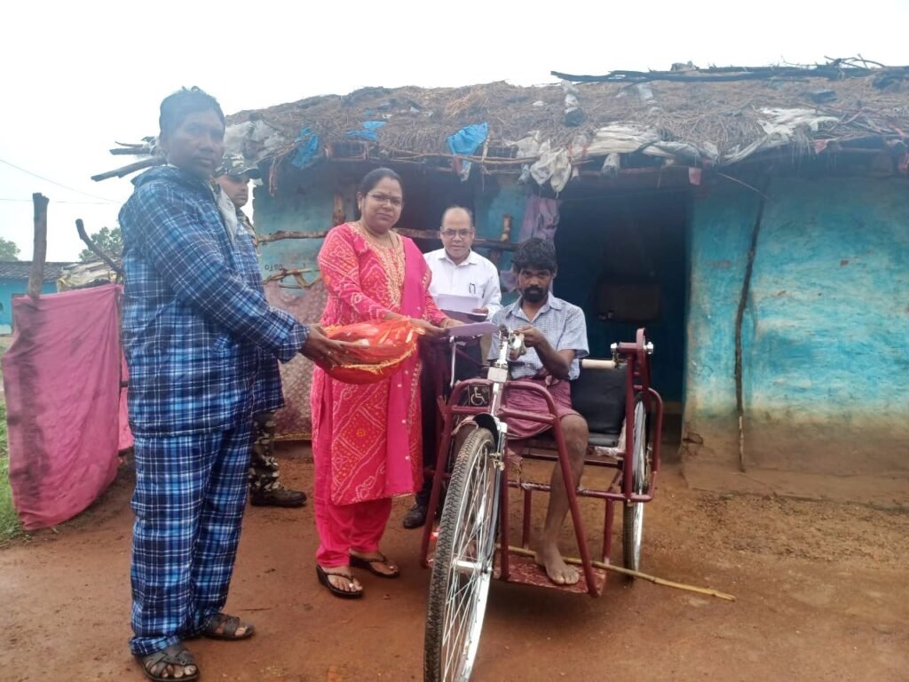 कलेक्टर श्री छिकारा के पहल से दिव्यांग दयाराम को मिला विभिन्न शासकीय योजनाओं का लाभ