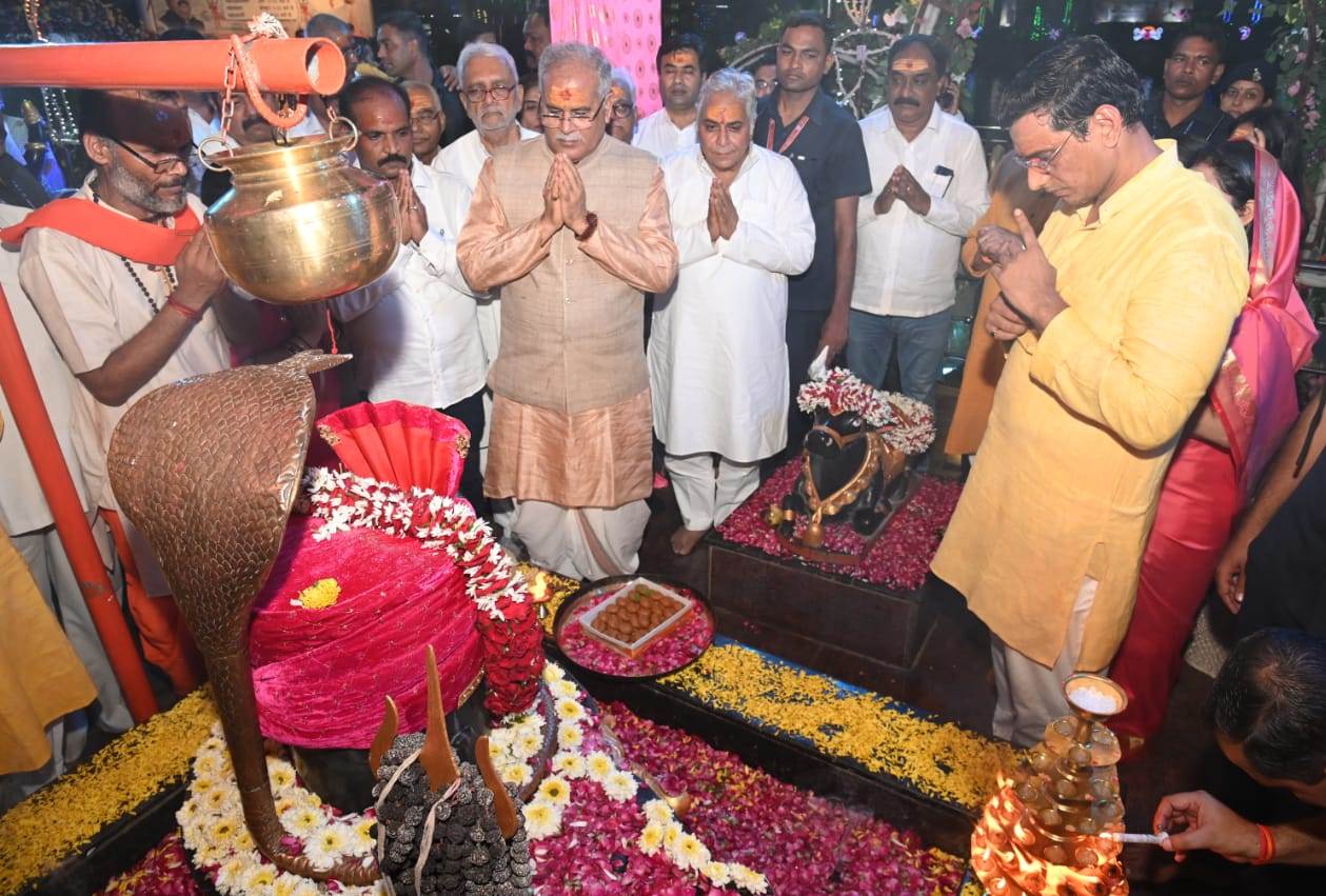 रायपुर : मुख्यमंत्री श्री बघेल सावन सोमवार पर महारुद्राभिषेक में हुए शामिल