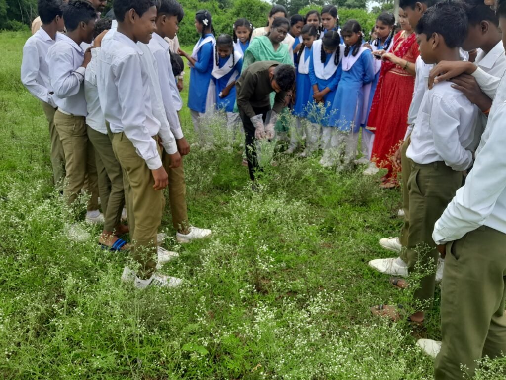 कृषि विज्ञान केन्द्र द्वारा गाजरघास उन्मूलन जागरूकता कार्यक्रम का किया गया आयोजन