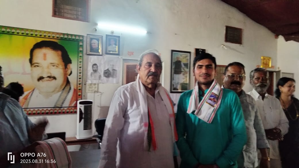 नगर के युवा पत्रकार कृष्णा मेश्राम सहित अनेक युवाओं ने किया कांग्रेस प्रवेश