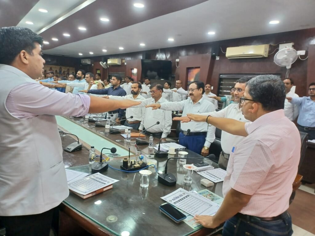 राज्य सरकार की फ्लैगशीप योजनाओं का सफल क्रियान्वयन जिला प्रशासन की सर्वोच्च प्राथमिकता: कलेक्टर संजीव कुमार झा