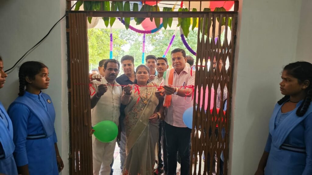 मंत्री बनने बाद पहली बार विधानसभा क्षेत्र के गांव पहुंचे मोहन मरकाम ने लगाई सौगातों की झड़ी