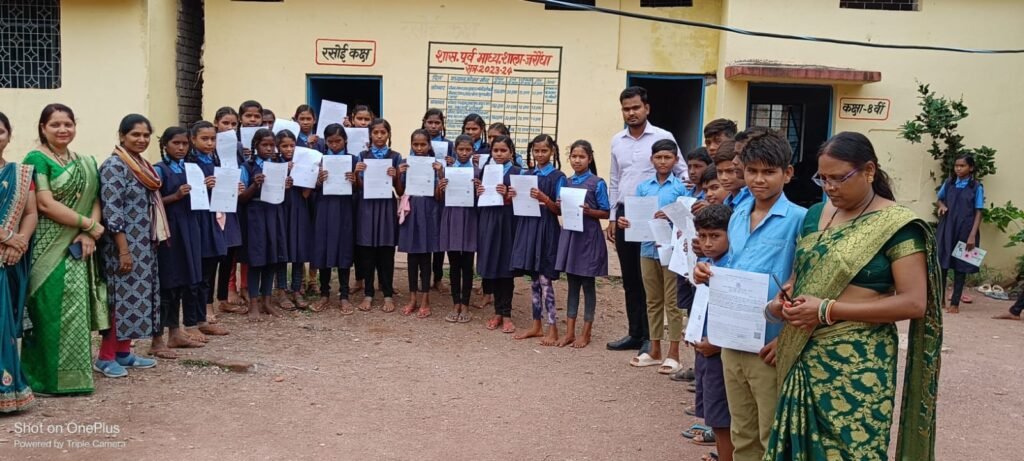 संसदीय सचिव श्रीमती सिंह ने स्कूली बच्चों को बांटे प्रमाण पत्र