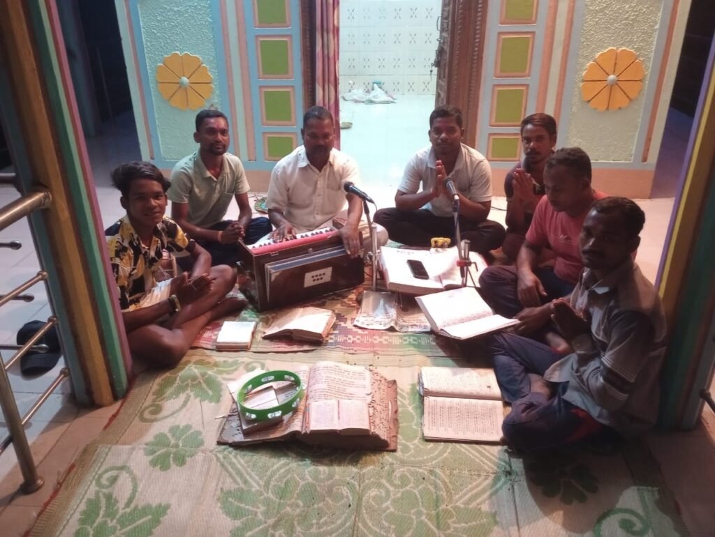 गिधनी में सावन रामायण पाठ किया जा रहा है।