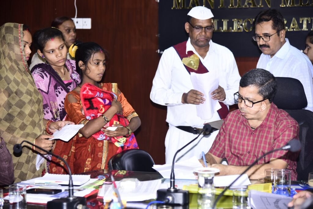 कलेक्टर ने जनचौपाल में सुनी लोगों की समस्याएं