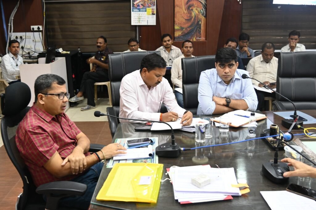 अवैध अतिक्रमण पर करें सख्त कार्यवाही: कलेक्टर