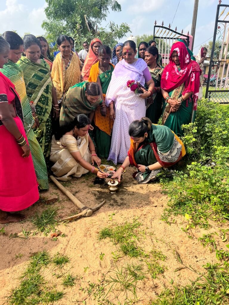 महिला समुह प्रक्षिक्षण के लिए भवन भुमि पुजन प्रियंका शुक्ल के करकमलों से हुए