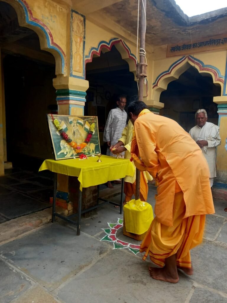 गायत्री शक्ति पीठ ट्रस्ट फुलकर्रा में मुख्य प्रबन्ध भेषु देवांगन ने फहराया तिरंगा
