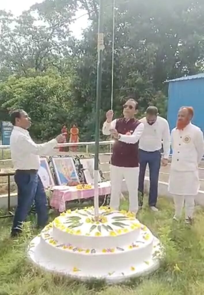 शासकीय महाविद्यालय छुरा में सलीम मेमन ने फहराया तिरंगा