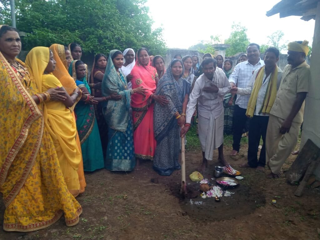 आमागांव मे जिला पंचायत सभापति ने सामुदायिक भवन का भूमि पुजन किया