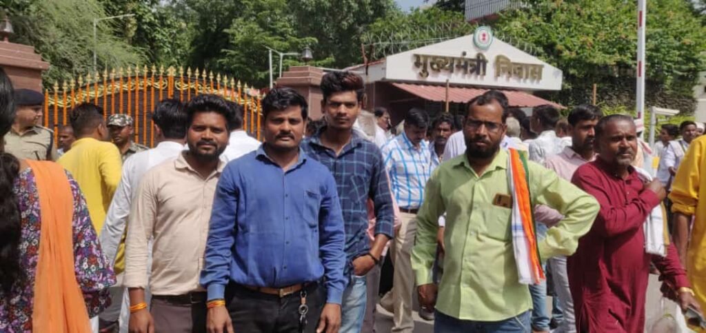 जन्मदिन के बधाई के साथ क्षेत्र के विभिन्न समस्याओं को लेकर मुख्यमंत्री को ज्ञापन सौंपा