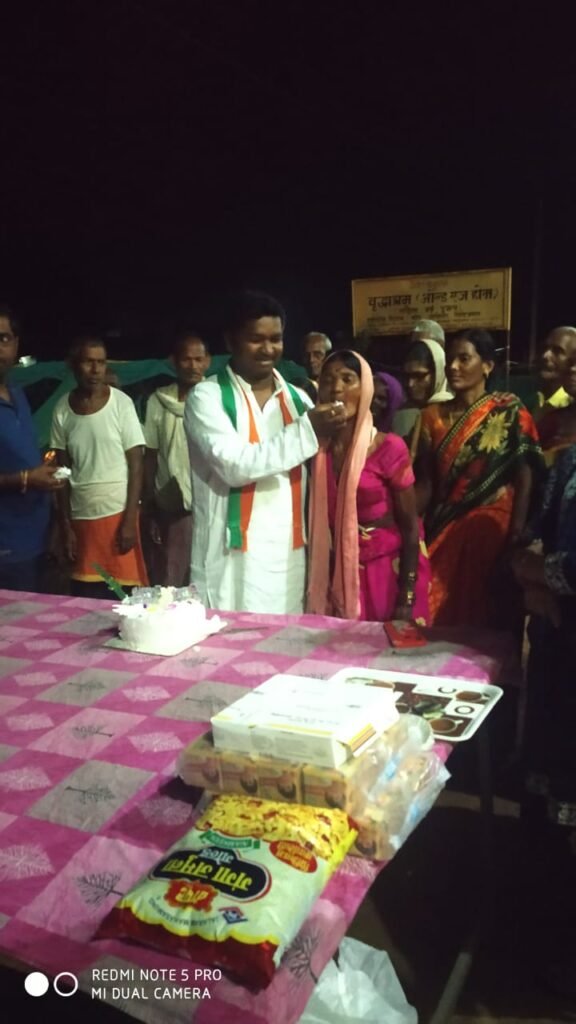 मुख्यमंत्री भूपेश बघेल के जन्मदिन के अवसर पर रामदेव जगते जिला कांग्रेस सचिव के नेतृत्व में वृद्धावस्था आश्रम वाड्रफनगर में केक काटा गया