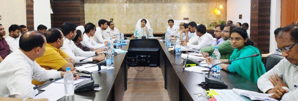 स्वीकृत निर्माण कार्यों को अविलंब प्रारंभ करने के निर्देश