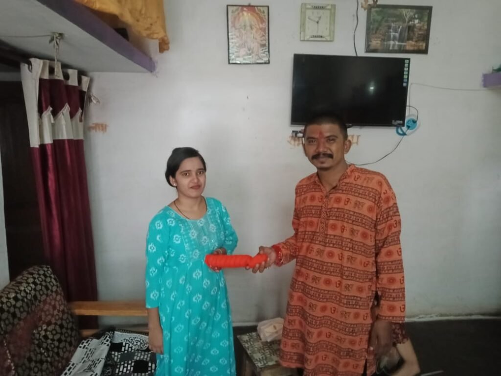 कुलेश्वर सिन्हा ने रक्षाबंधन पर्व में बहनों को दिए भगवा चुनरी, कहे सनातन की पहचान भगवा रंग