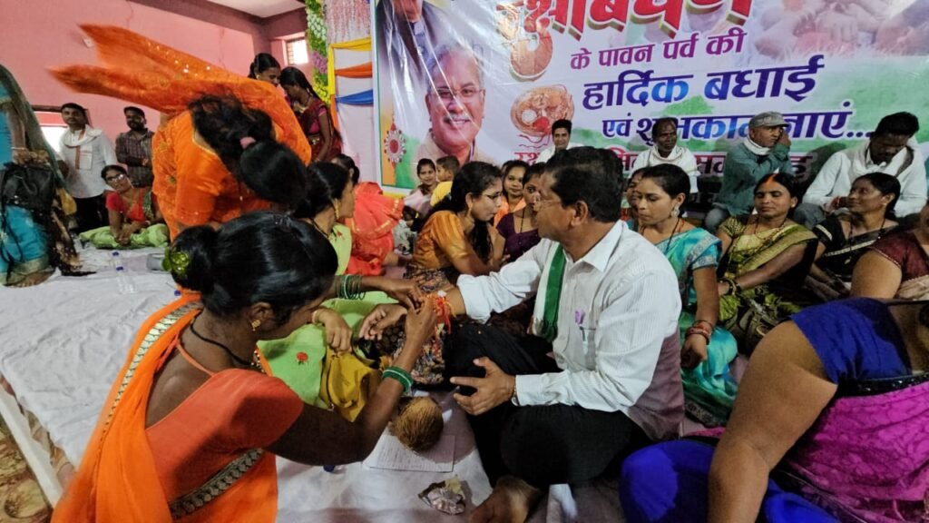 बहनों की प्यार भरी राखी के सामने मोहन मरकाम की कलाई पड़ी छोटी